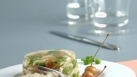 заливное из курицы со сливами