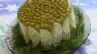 Заливное с курицей, яйцами и горошком