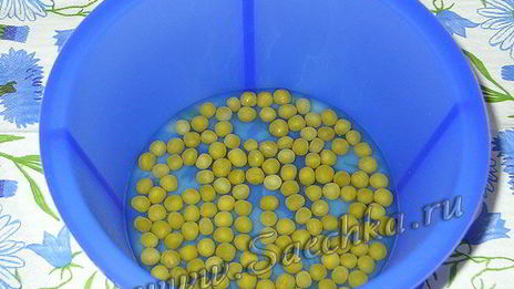 заливное с курицей, яйцами и горошком