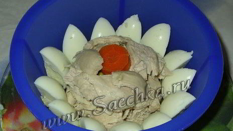 заливное с курицей, яйцами и горошком