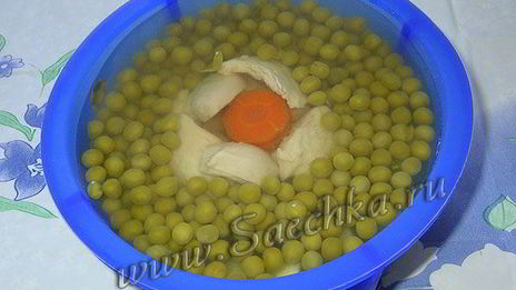заливное с курицей, яйцами и горошком