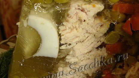 заливное с курицей, яйцами и горошком