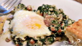 Запеченные яйца со шпинатом, грибами и беконом