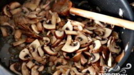 запеченные яйца со шпинатом, грибами и беконом