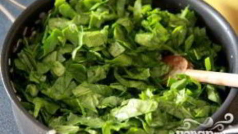 запеченные яйца со шпинатом, грибами и беконом