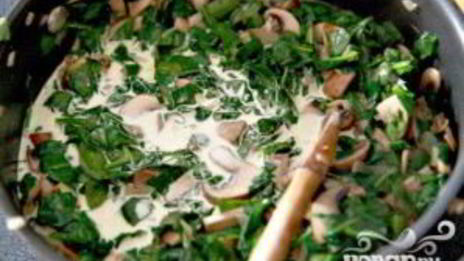 запеченные яйца со шпинатом, грибами и беконом