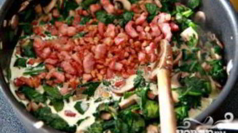 запеченные яйца со шпинатом, грибами и беконом