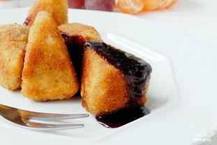 Жареный сулугуни с яйцом