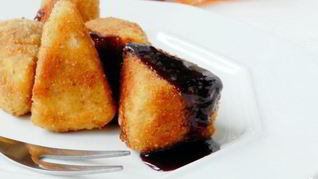 Жареный сулугуни с яйцом