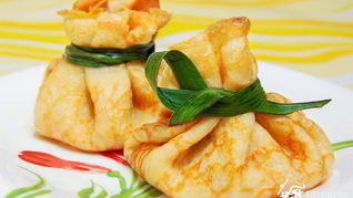 Блинные мешочки с жюльеном из красной рыбы