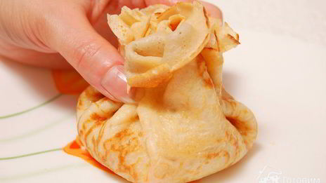 блинные мешочки с жюльеном из красной рыбы