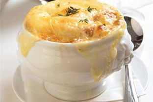 Куриный жюльен с грибами и твердым сыром