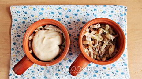 жульен с курицей и грибами в горшочках