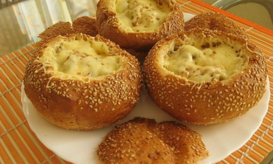 Рецепт жульен в булочке с кунжутом