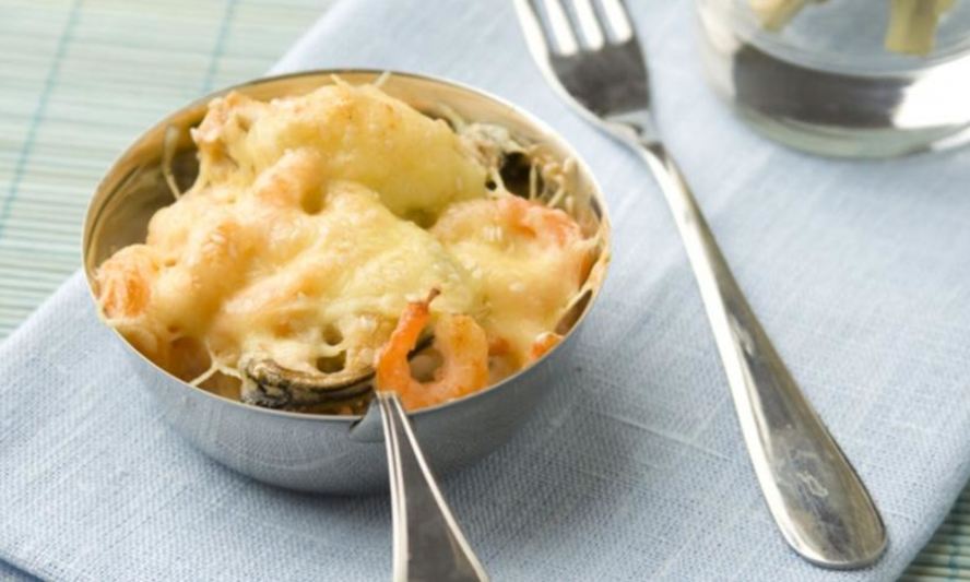 Рецепт жюльен из креветок и мидий на спарже