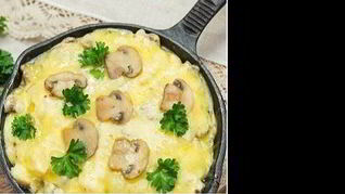 Жюльен с курицей и грибами на сковороде