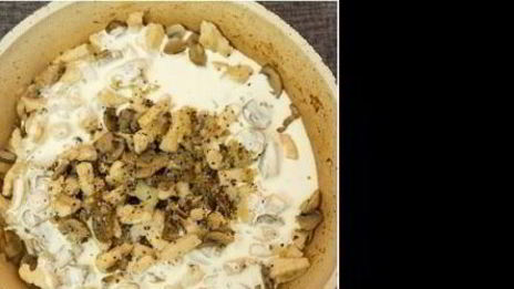 жюльен с курицей и грибами на сковороде