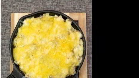 жюльен с курицей и грибами на сковороде