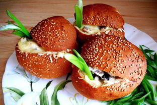 Жюльен с курицей и грибами в булочках