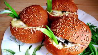 Жюльен с курицей и грибами в булочках