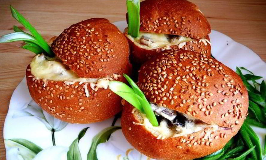 Рецепт жюльен с курицей и грибами в булочках