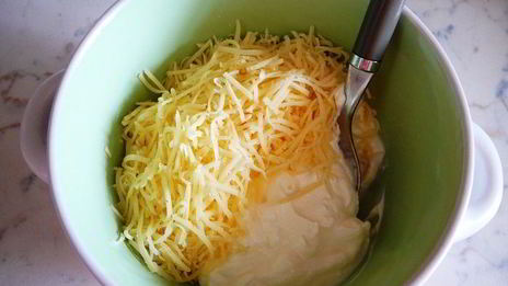 жюльен с курицей и грибами в булочках