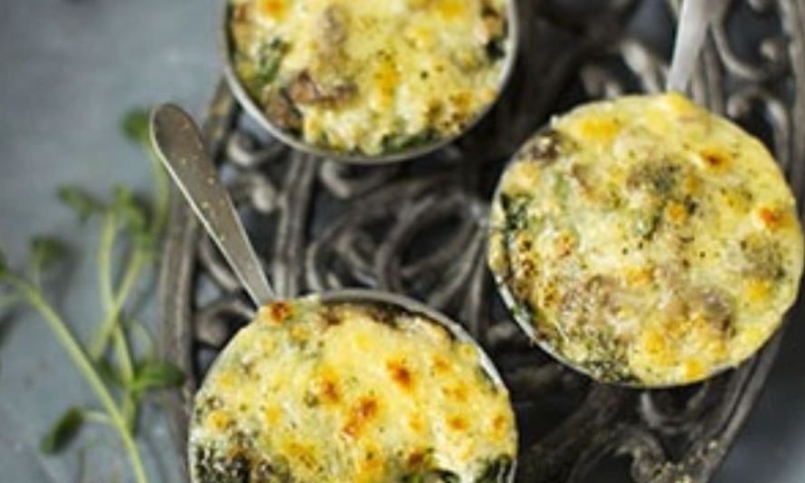 Рецепт жюльен с шампиньонами, белыми грибами и шпинатом